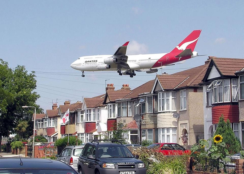 Free download high resolution image - free image free photo free stock image public domain picture  A Qantas Boeing 747-400 on approach to London Heathrow 27L runway