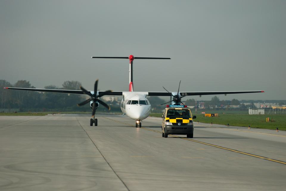 Free download high resolution image - free image free photo free stock image public domain picture  aircraft on landing strip in airpor