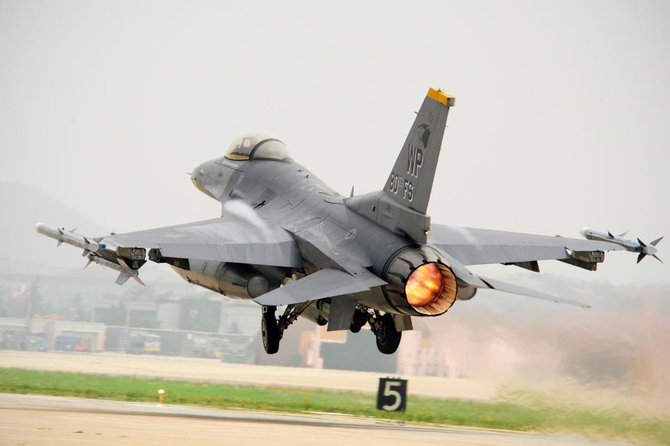 Free download high resolution image - free image free photo free stock image public domain picture  An F-16 Fighting Falcon takes off