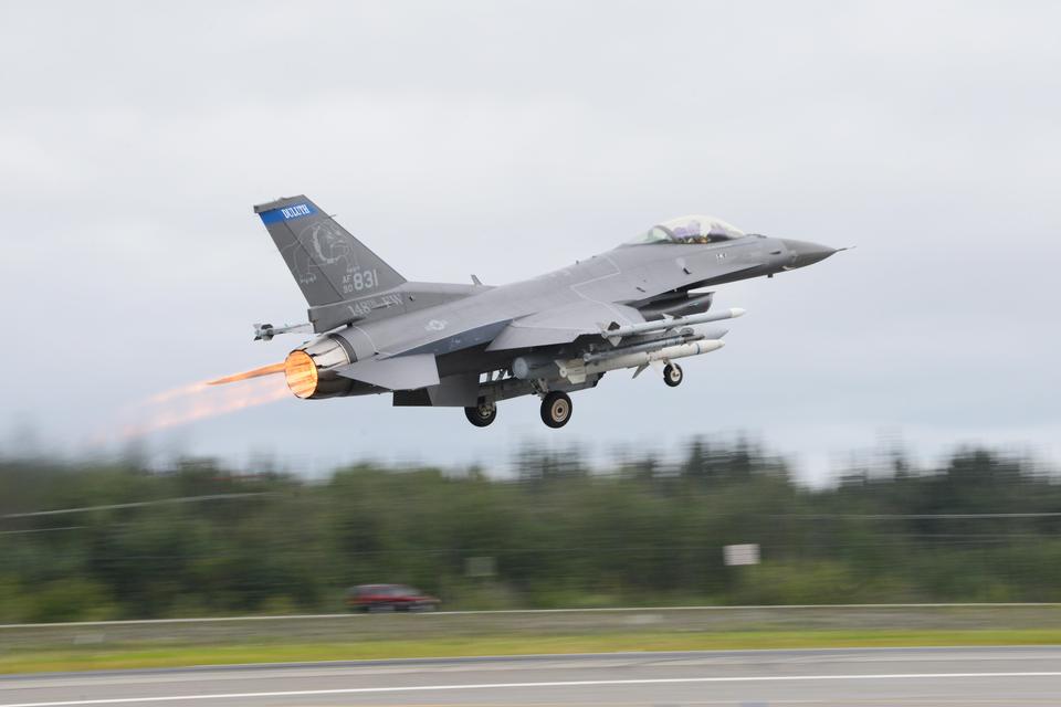 Free download high resolution image - free image free photo free stock image public domain picture  An F-16 Fighting Falcon takes off