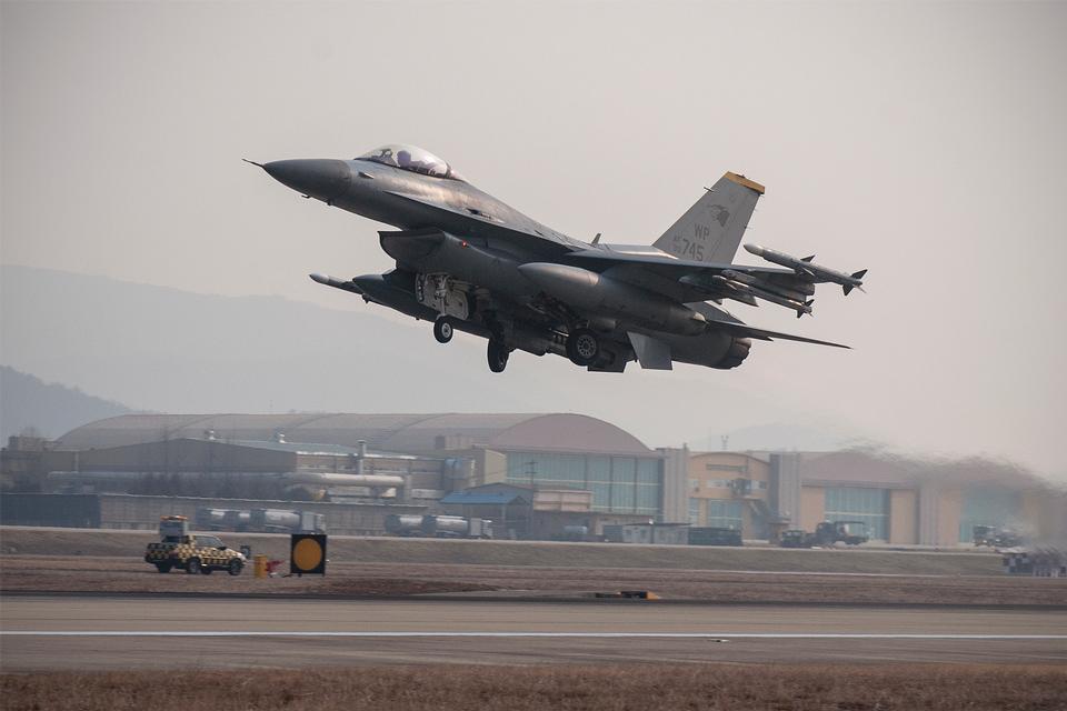 Free download high resolution image - free image free photo free stock image public domain picture  An F-16 Fighting Falcon takes off