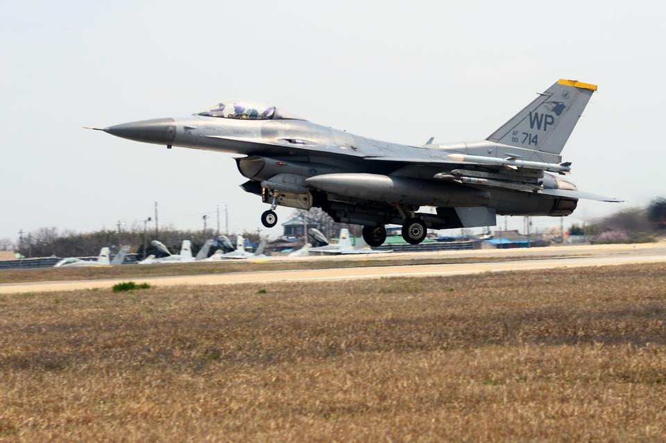 Free download high resolution image - free image free photo free stock image public domain picture  An F-16 Fighting Falcon takes off