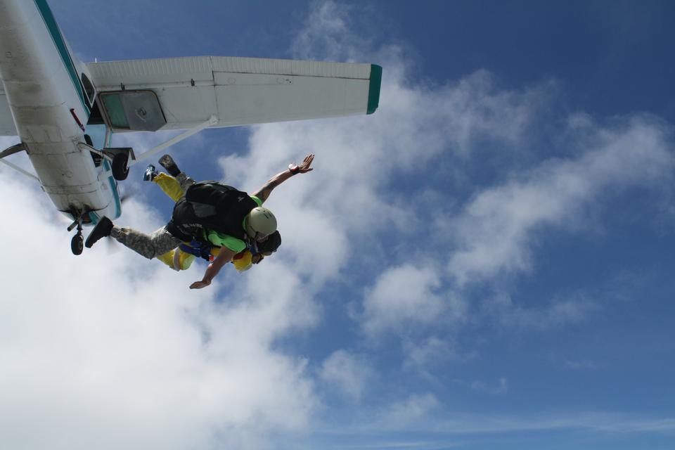 Free download high resolution image - free image free photo free stock image public domain picture  Skydiver falls through the air. Parachuting is fun