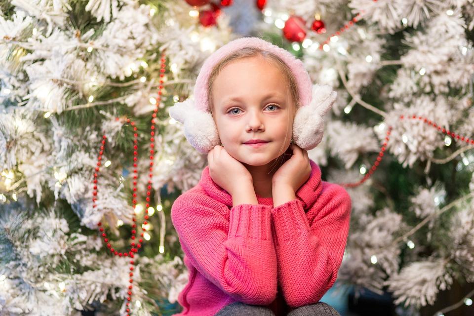 Free download high resolution image - free image free photo free stock image public domain picture  Portrait of a little girl in wreath of Christmas tree