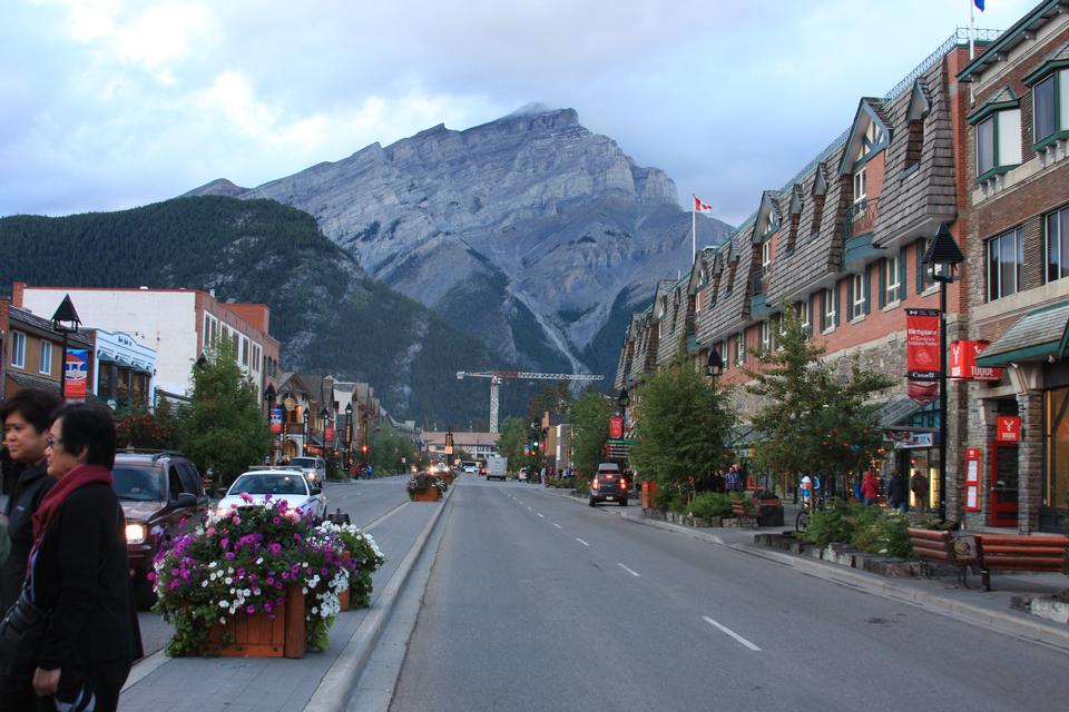 Free download high resolution image - free image free photo free stock image public domain picture  Tourist are shopping in Banff town