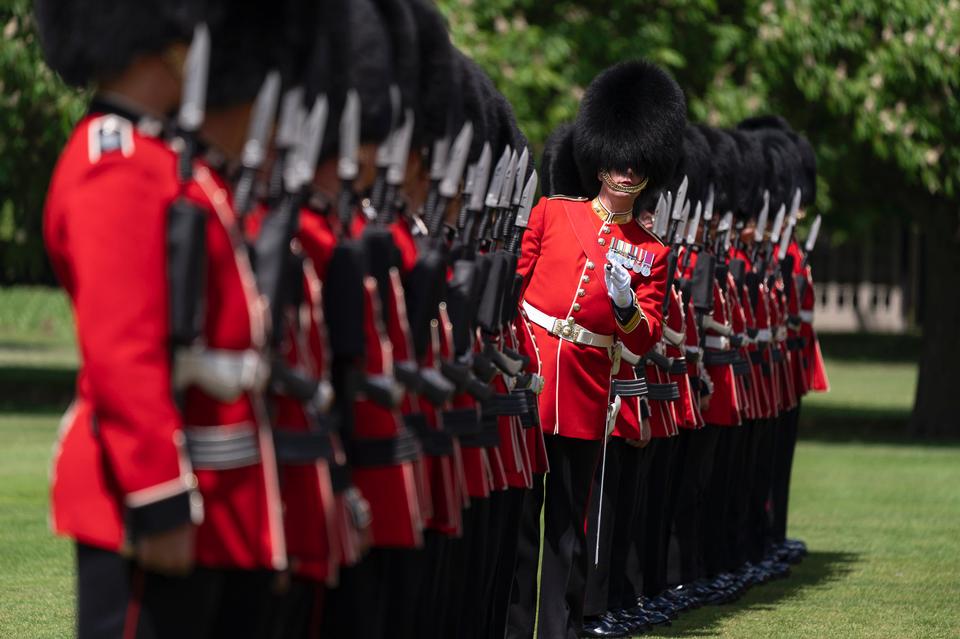 Free download high resolution image - free image free photo free stock image public domain picture  The Grenadier Guards at the palace in London