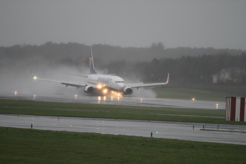 Free download high resolution image - free image free photo free stock image public domain picture  Airplane landing gear rolling on a wet runway